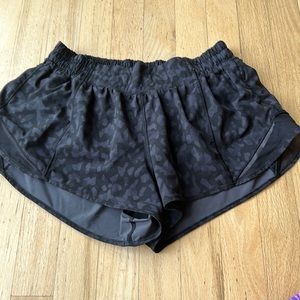 LULULEMON HOTTY HOT SHORTS 2.5”